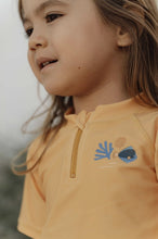 Laden Sie das Bild in den Galerie-Viewer, Little-dutch-zwemshirt-honey-stripes-3