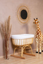 Afbeelding in Gallery-weergave laden, Childhome rattan schommelwieg inclusief matras + jersey cover hoes - Ecru - Ikenmijnmama