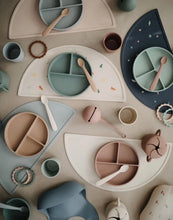 Afbeelding in Gallery-weergave laden, Mushie siliconen babylepels - Blush en shifting sand 2 stuks - Ikenmijnmama