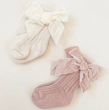 Afbeelding in Gallery-weergave laden, Sokken met velvet strik - Crème - Ikenmijnmama