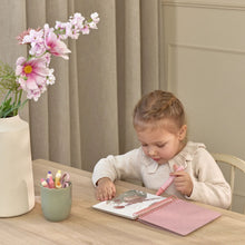Laden Sie das Bild in den Galerie-Viewer, Little Dutch waterkleurboek Rosa Fairy Garden sfeerbeeld