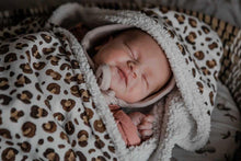 Afbeelding in Gallery-weergave laden, Baby gewikkeld in wikkeldoek met luipaardprint