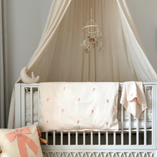 Afbeelding in Gallery-weergave laden, Cam Cam bedhemeltje Light Sand boven babybedje
