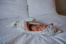 Afbeelding in Gallery-weergave laden, Baby gewikkeld in wikkeldoek met cotton flower print