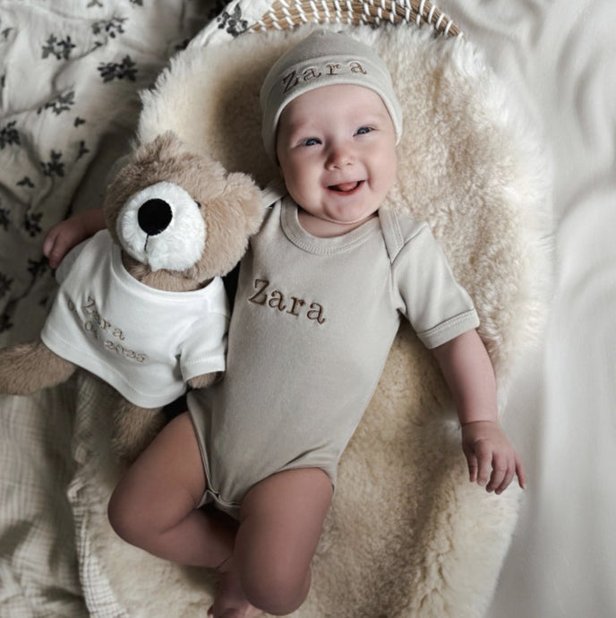 Babymutsje-met-naam-sandstone-grey