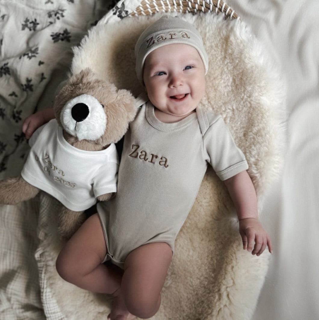 Babymutsje-met-naam-sandstone-grey