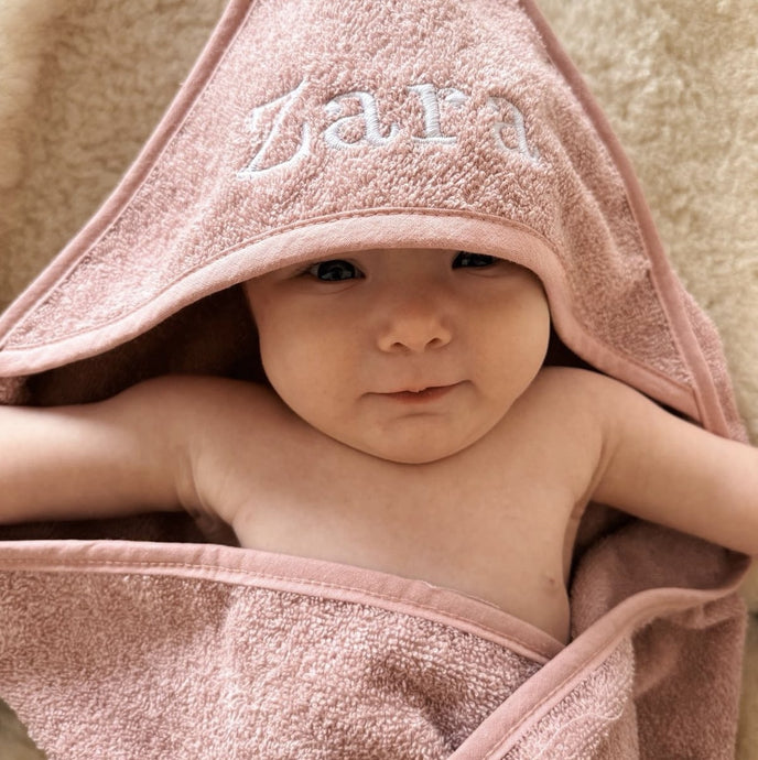 Badcape-met-naam-roze
