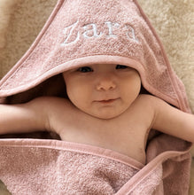 Laden Sie das Bild in den Galerie-Viewer, Roze badcape sandstone pink met naam geborduurd