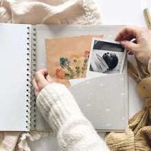 Laden Sie das Bild in den Galerie-Viewer, Blush-and-gold-invulboek-my-baby-safari-met-geschenkdoos