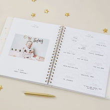 Afbeelding in Gallery-weergave laden, Blush-and-gold-invulboek-my-baby-pearl-met-geschenkdoos