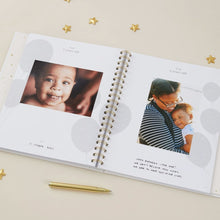 Laden Sie das Bild in den Galerie-Viewer, Blush-and-gold-invulboek-my-baby-pearl-met-geschenkdoos