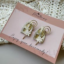 Laden Sie das Bild in den Galerie-Viewer, Haarclipjes met mijter en staf - Goud/zilver glitter met madeliefje