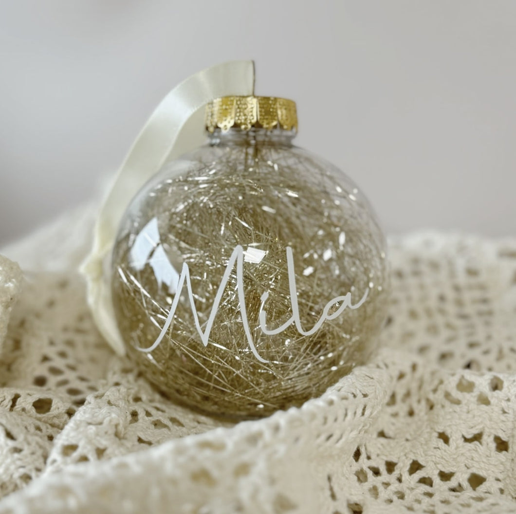 Kerstbal-doorzichtig-goud-met-naam-witte-letters