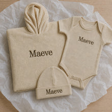 Afbeelding in Gallery-weergave laden, Kraamcadeauset kledingset: romper, mutsje en poncho, alle drie geborduurd met naam