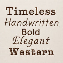 Laden Sie das Bild in den Galerie-Viewer, Vijf lettertypes voor het borduren van de naam: Timeless, Handwritten, Bold, Elegant en Western