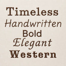 Laden Sie das Bild in den Galerie-Viewer, Vijf lettertypes voor het borduren van de naam: Timeless, Handwritten, Bold, Elegant en Western