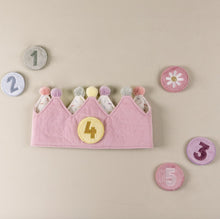 Afbeelding in Gallery-weergave laden, Little-dutch-verjaardagskroon-met-cijfers-roze