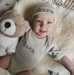 Babymütze Sand mit Namen