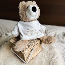 Afbeelding in Gallery-weergave laden, Teddybeer met cream shirt en naam geborduurd