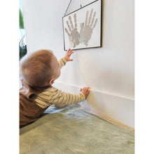 Laden Sie das Bild in den Galerie-Viewer, Ingelijste gezinshandafdrukken van de BamBam Family Handprint Kit aan de muur