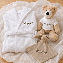 Laden Sie das Bild in den Galerie-Viewer, Kraamcadeau knuffelset wit met naam: witte badjas, beige Happy Horse knuffeldoekje en teddybeer met shirt geborduurd