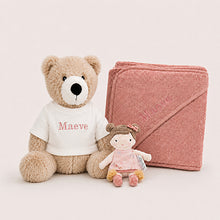 Afbeelding in Gallery-weergave laden, Knuffelcadeau meisje met naam Maeve in roze garen: teddybeer, roze badcape en Little Dutch popje