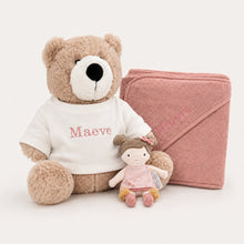 Afbeelding in Gallery-weergave laden, Knuffelcadeau meisje met naam in roze garen: teddybeer, roze badcape en Little Dutch popje