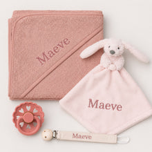 Afbeelding in Gallery-weergave laden, Speen- en knuffelset met naam: roze badcape met naam op de capuchon, Happy Horse knuffeldoekje, linnen speenkoord en FRIGG fopspeen