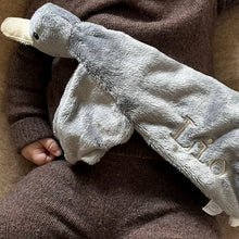 Laden Sie das Bild in den Galerie-Viewer, Baby knuffelt het Tutdoekje eend Guusje grijs knuffeldoekje met naam