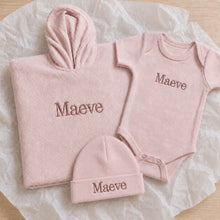 Afbeelding in Gallery-weergave laden, Kraamcadeau kledingset met naam in blush: romper, mutsje en poncho geborduurd