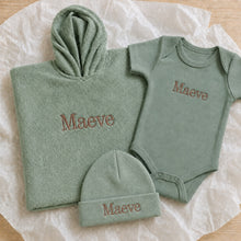 Afbeelding in Gallery-weergave laden, Kraamcadeau kledingset met naam in stone green: romper, mutsje en poncho geborduurd
