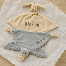 Afbeelding in Gallery-weergave laden, Kraamcadeau slaapvriendjes-set met naam in beige: knuffeldoekje en eendje Guusje geborduurd