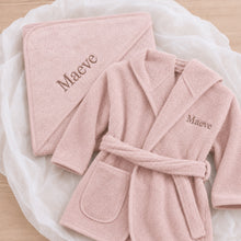 Afbeelding in Gallery-weergave laden, Kraamcadeau badset met naam in blush: badjas en badcape geborduurd