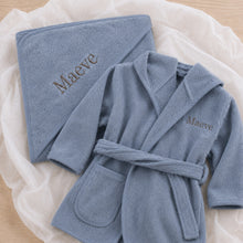 Afbeelding in Gallery-weergave laden, Kraamcadeau badset met naam in grey/blue: badjas en badcape geborduurd