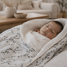 Afbeelding in Gallery-weergave laden, Wikkeldoek met naam met cotton flower print, baby gewikkeld in de doek