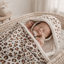 Afbeelding in Gallery-weergave laden, Wikkeldoek met naam in luipaardprint, baby gewikkeld in de doek