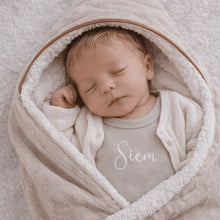 Afbeelding in Gallery-weergave laden, Wikkeldoek met naam in zand ribstof, baby gewikkeld in de doek