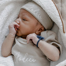 Afbeelding in Gallery-weergave laden, Babymutsje sand met naam geborduurd