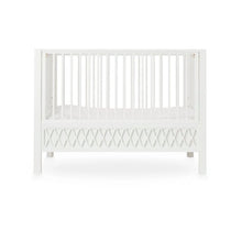 Laden Sie das Bild in den Galerie-Viewer, Cam Cam harlequin babybed - White - Ikenmijnmama