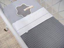 Afbeelding in Gallery-weergave laden, Koeka ledikantdeken wafel/teddy Oslo - Steel grey/pebble - Ikenmijnmama