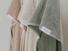 Afbeelding in Gallery-weergave laden, Koeka omslagdoek stretch terry Vik - Shadow green - Ikenmijnmama