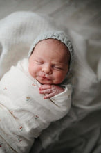 Afbeelding in Gallery-weergave laden, Mushie hydrofiele doek XL swaddle - Cherries - Ikenmijnmama