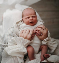 Laden Sie das Bild in den Galerie-Viewer, Mushie hydrofiele doek XL swaddle - Sage stripes - Ikenmijnmama