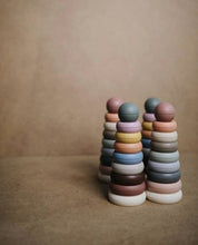 Afbeelding in Gallery-weergave laden, Mushie ringtower - Stapelringen Original - Ikenmijnmama