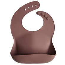 Afbeelding in Gallery-weergave laden, Mushie siliconen bibs slab - Woodchuck - Ikenmijnmama