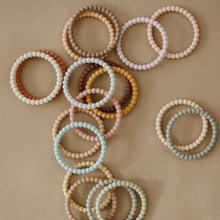 Afbeelding in Gallery-weergave laden, Mushie siliconen bijtringen bracelet (3 stuks) - Mellow - Ikenmijnmama