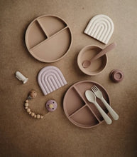 Afbeelding in Gallery-weergave laden, Mushie siliconen bord met zuignap - Blush - Ikenmijnmama