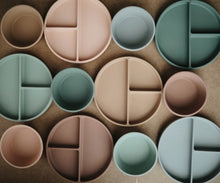 Afbeelding in Gallery-weergave laden, Mushie siliconen bord met zuignap - Blush - Ikenmijnmama