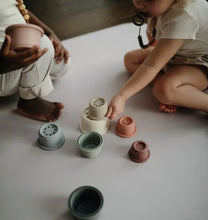Laden Sie das Bild in den Galerie-Viewer, Mushie stacking cups - Stapeltoren - Ikenmijnmama