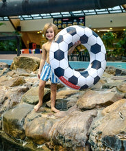 Laden Sie das Bild in den Galerie-Viewer, Swim Essentials zwemband - Soccer 90 cm - Ikenmijnmama
